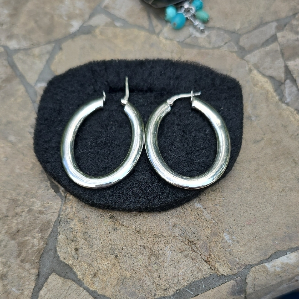 Silver Textured Hoop Earrings Jewelry - Picture 2 of 4